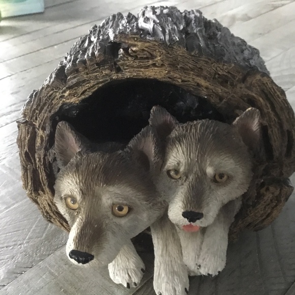 Winter Timberwolves Sandicast Sculpture Forever Friends Gray Wolf Pups in Log - Picture 2 of 4